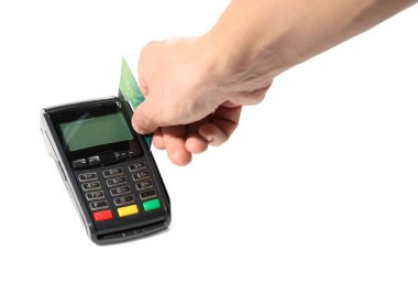 Kredi kartı olan bir adam beyaz arka planda ödeme terminalini kullanıyor.