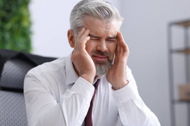 İş yorgunluğu. Ofiste ezilen işadamı