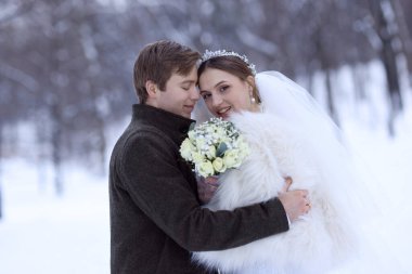 Yeni evli çiftimiz kış günü açık havada çiçek demetleriyle