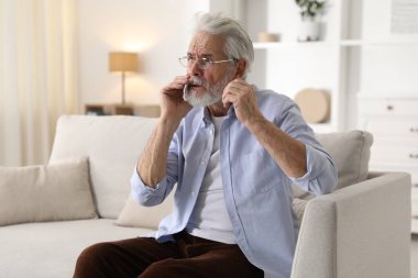 Hafıza kaybı. Kıdemli adam evde bir şeyler hatırlamaya çalışıyor.