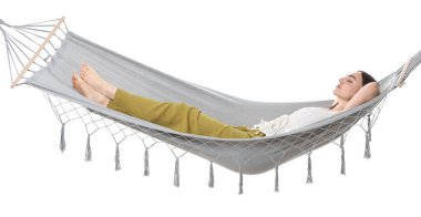 Güzel bir kadın beyaz arka planda hamakta dinleniyor.