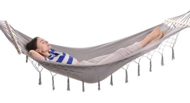 Güzel bir kadın beyaz arka planda hamakta dinleniyor.