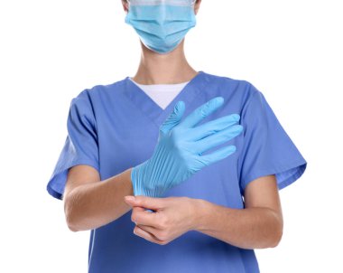 Sağlık çalışanı beyaz arka plana eldiven takıyor, yakın plan.