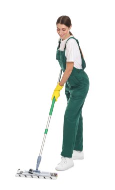 Beyaz arka planda paspasla gülen temizlik işçisi