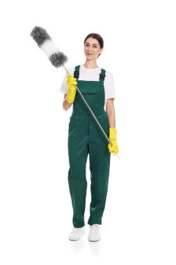 Beyaz arkaplanda toz fırçası olan temizlik işçisi