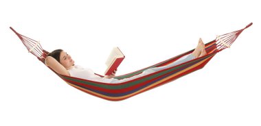 Beyaz arka planda hamakta kitap okuyan genç bir kadın.