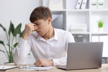 İş yorgunluğu. Ofisteki masada ezilen işadamı