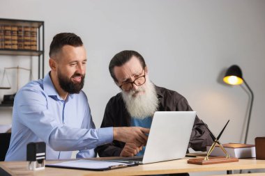 Ofisteki ahşap masada vasiyet ve vasiyetname hakkında noter danışmanı.