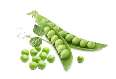 Beyazın üzerinde taze yeşil bezelyeler. Legume bitkisi