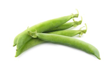 Beyazın üzerinde taze yeşil bezelyeler. Legume bitkisi