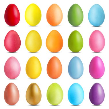 Farklı renklerde boyanmış Paskalya yumurtaları beyazlar içinde izole edilmiş,