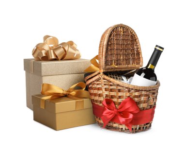Beyaz şarap ve hediyelerle dolu bir hediye sepeti