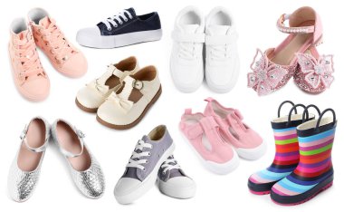 Beyazda izole edilmiş çocuklar için farklı ayakkabı koleksiyonu