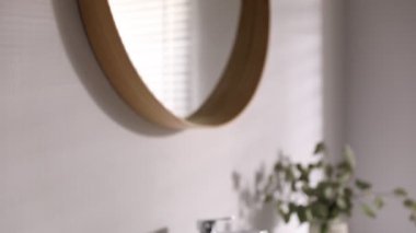 Banyoda gösteriş üzerine temiz havlu ve kozmetik ürünleri yığını, yakın çekim. Kamera aşağı iniyor