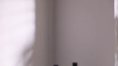 Banyoda gösteriş üzerine temiz havlu ve kozmetik ürünleri yığını, yakın çekim. Kamera aşağı iniyor