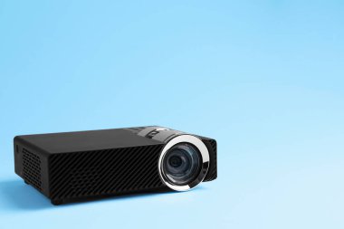 Açık mavi arkaplan üzerine bir modern video projektörü, metin için boşluk