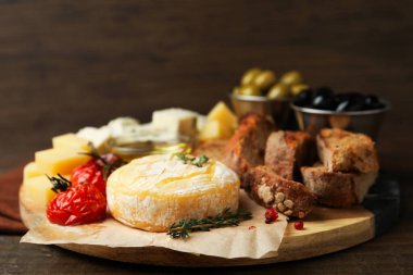 Masada farklı peynir türleri ve diğer atıştırmalıklar var.