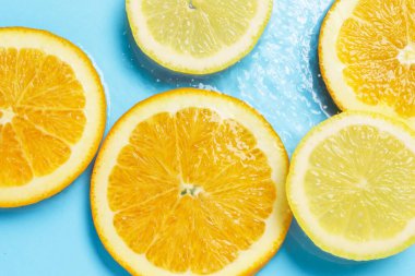 Deniz aygırı açık mavi zeminde suyu keser, düz yatar.