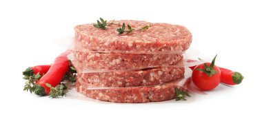 Kekik, acı biber ve domatesli pişmemiş et köfteleri beyaz üzerine izole edilmiş.