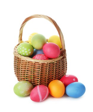 Paskalya sepeti beyaza boyanmış yumurtalar.