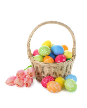 Paskalya sepeti boyalı yumurtalar ve beyaz üzerinde izole edilmiş güzel laleler.