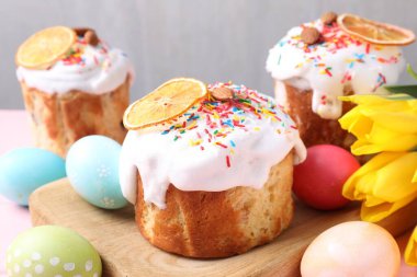 Lezzetli Paskalya pastaları, laleler ve boyanmış yumurtalar, yakın plan.