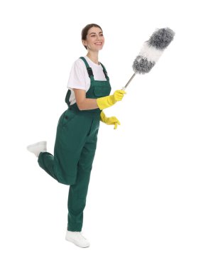 Beyaz arka planda toz fırçası ile gülümseyen temizlik işçisi