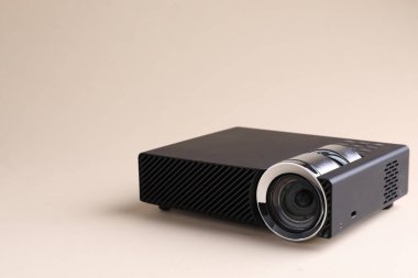 Bej arkaplan üzerine bir modern video projektörü, metin için boşluk