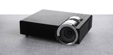 Beyaz arkaplana karşı gri tabloda modern video projektörü