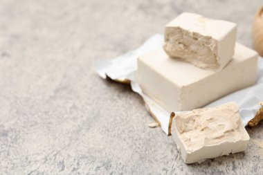 Gri desenli masada taze maya parçaları, yakın plan. Metin için boşluk