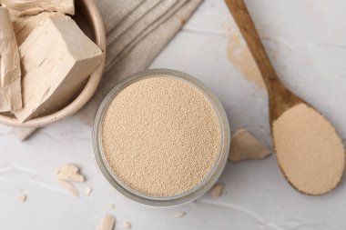 Beyaz masada taze ve kuru maya, düz uzanmış.