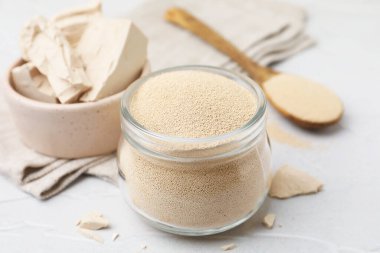 Beyaz masada taze ve kuru maya, yakın plan.