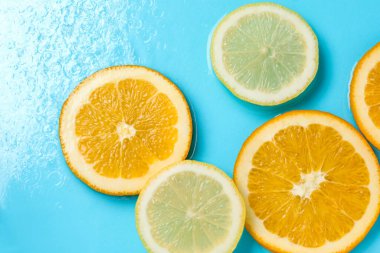 Deniz aygırı açık mavi zeminde suyu keser, düz yatar.