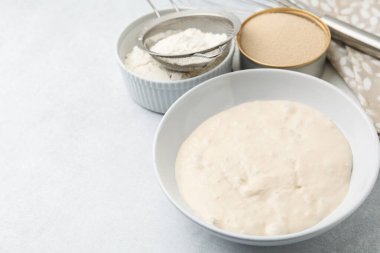 Maya hamuru ve malzemeler ışık masasında, yakın plan. Metin için boşluk