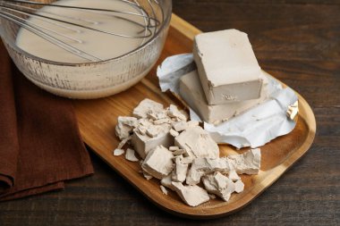 Tahta masadaki suda mayayı düzeltiyorum. Yakın plan.