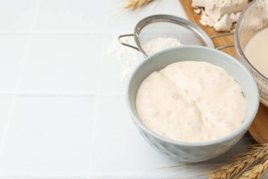 Maya hamuru ve malzemeler beyaz fayanslı masada, yakın plan. Metin için boşluk