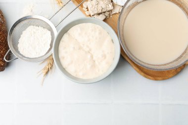 Maya hamuru ve malzemeler beyaz fayanslı masada, düz yerde. Metin için boşluk