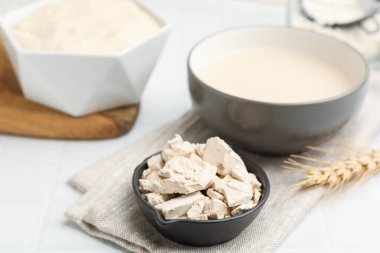 Maya ve hamur beyaz fayanslı masada, yakın plan.