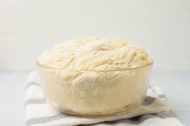 Cam kasede taze hamur, ışık masasında, yakın plan.