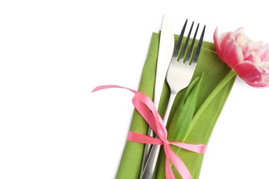 Paskalya sofrası. Beyaz, üst manzaralı laleli güzel gümüş eşyalar.