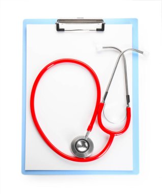 Tıbbi steteskop ve pano beyaz, üst görünümde izole edildi