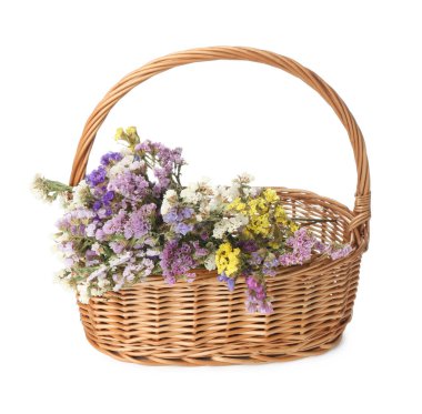 Beyaz bir demet çiçekli hasır sepet.