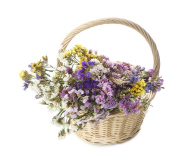 Beyaz bir demet çiçekli hasır sepet.