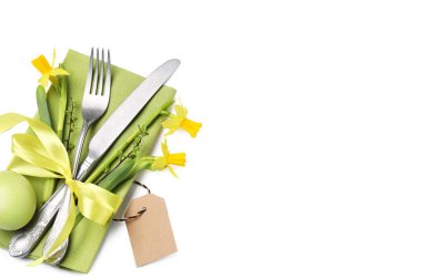 Paskalya sofrası. Güzel gümüş çatal bıçak, çiçek dekoru ve beyaz renkte izole edilmiş yumurta.