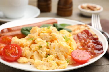 Lezzetli bir kahvaltı. Pastırmalı, sosisli ve domatesli nefis omlet, yakın plan.