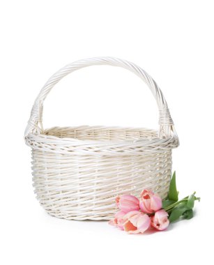 Beyaz tenli güzel çiçeklerle dolu bir sepet.