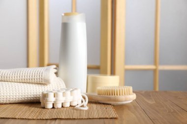 Temiz waffle havluları ve kozmetik ürünleri kapalı masa, yakın plan. Metin için boşluk