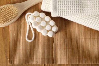 Temiz waffle havluları, masaj sabunu ve ahşap masaya fırça, üst manzara. Metin için boşluk