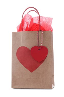 Beyaza izole edilmiş kalp izi olan hediye çantası. Sevgililer Günü