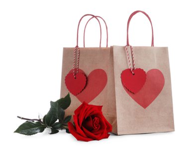 Yürekli hediye paketleri ve beyaza izole edilmiş gül. Sevgililer Günü